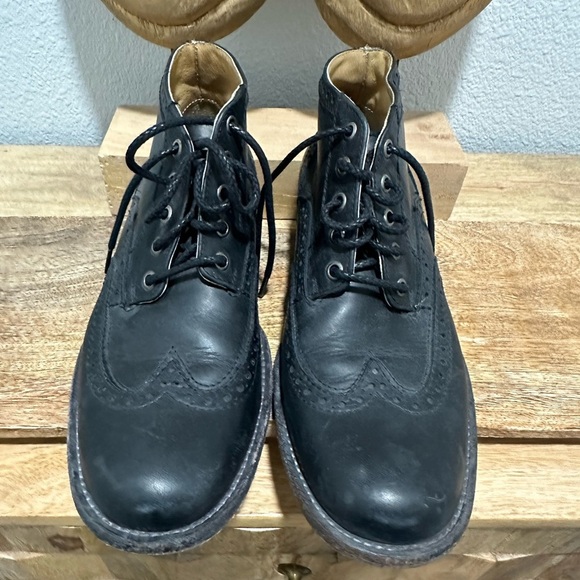 Frye Mens Lace Up Boots Sz 8 D Wingtip Chukkas Mid Top Ankle Dress Black Leather - Picture 1 of 8